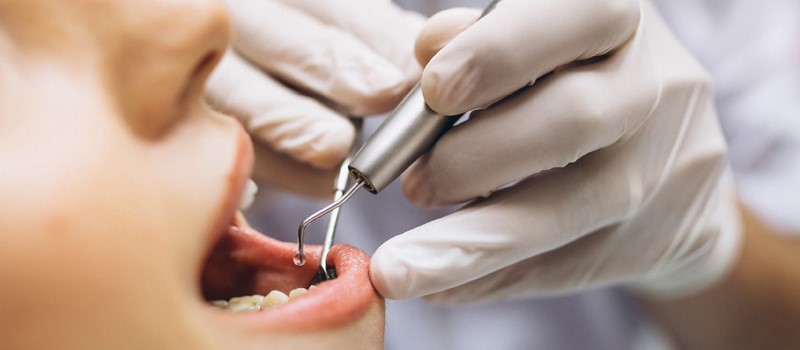 دندانپزشک باید صلاحیت لازم برای انجام فعالیت های دندانپزشکی در این کشور را داشته باشد
